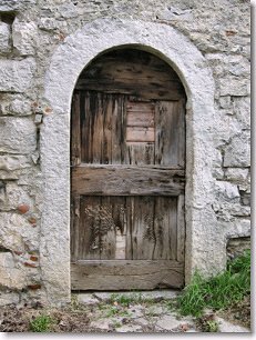Porta di antica stalla a Pratonuovo sulla Strada Taverna
