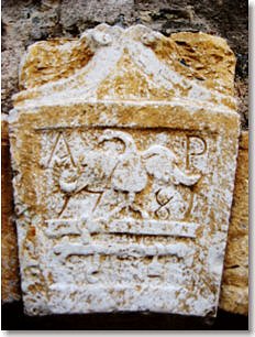 Lo stemma della famiglia Pesenti sul portale d'ingresso  del caseggiato della 'Piana di Murù'