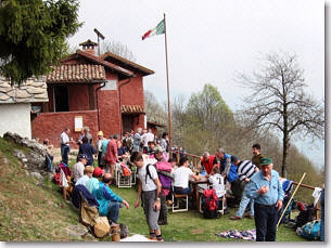 Tanti escursionisti alla Festa della Montagna di Cantiglio il 25 aprile
