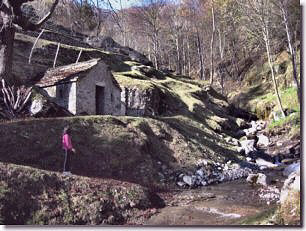 Casello al Mulino con accanto il torrente dal quale riceve l'acqua per la refrigerazione