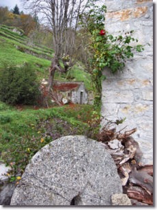 Macina da mulino con sullo sfondo il casello del Mulino