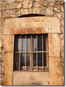 Porta-finestra  con arcata del 1698 a Malentrata