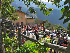 Accanto alla chiesetta tanti amici per la castagnata d'ottobre -  foto Piero Gritti 7 ott 07