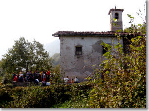 Nella chiesetta non c'è spazio per tanta gente convenuta