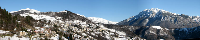 Dalla SS. Trinità panoramica su Dossena innevata  - foto Piero Gritti 8 dic. 08