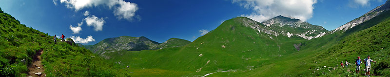 Sul sentiero 240 nella conca di Valmora in andata verso il Rif. Baita Leten