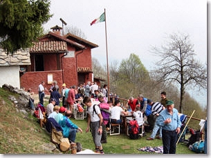 Tanti escursionisti alla Festa della Montagna di Cantiglio il 25 aprile