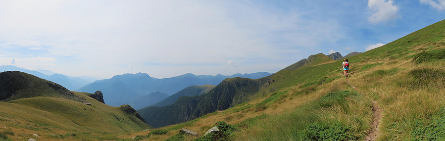 Salendo alla cima del Mincucco bella vista verso il torrione appena salito e la Val Brembana