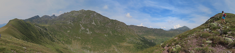 Salendo alla cima del Mincucco bella vista verso il monte el la valle di Ponteranica