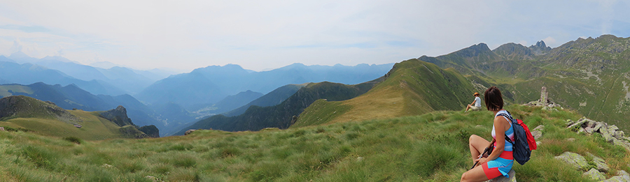 Ampia vista panoramica dalla cima del Mincucco sulla Val Brembana a sx e verso il Valletto e il Ponteranica a dx