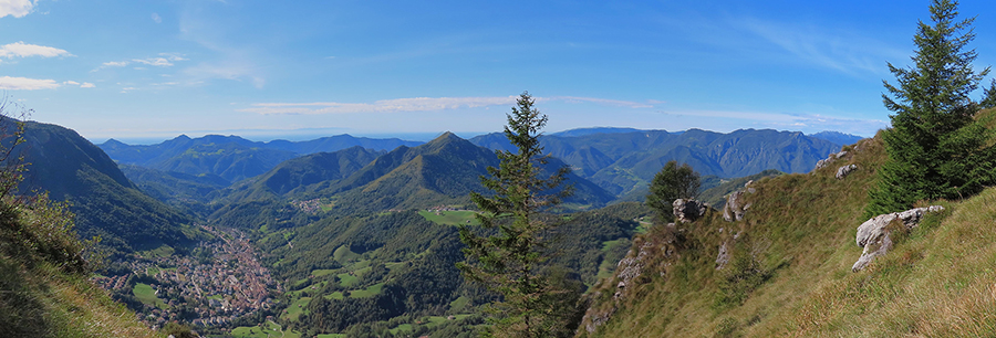 Dalla croce del Monte Castello bella vista sulla Val Serina, il Monte Gioco ed oltre