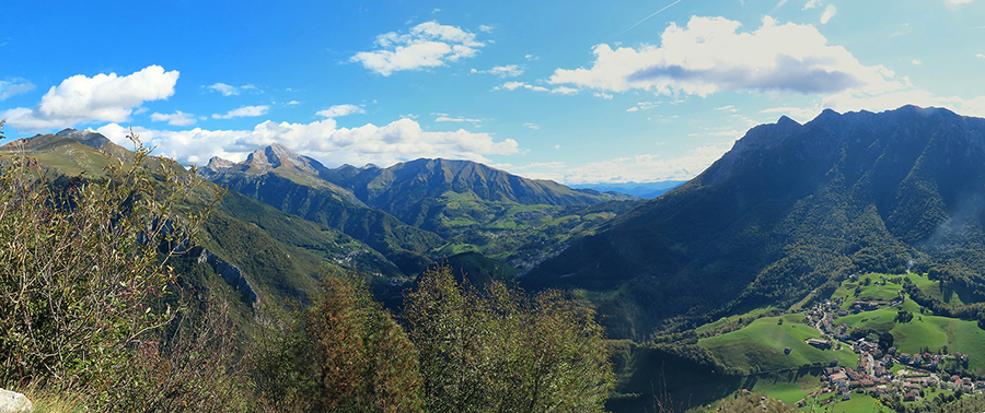 Dalla croce del Monte Castello bella vista su Valpiana, la conca di Oltre il Colle e le sue montagne