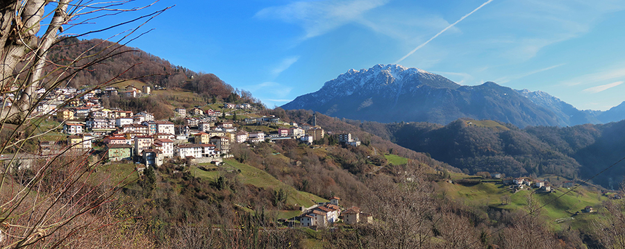 Vista panoramica sul centro di Dossena con Alben 