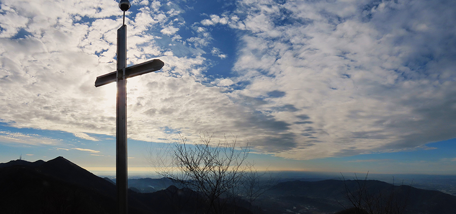 Alla croce del Monte Ocone con vista verso il Monte Tesoro