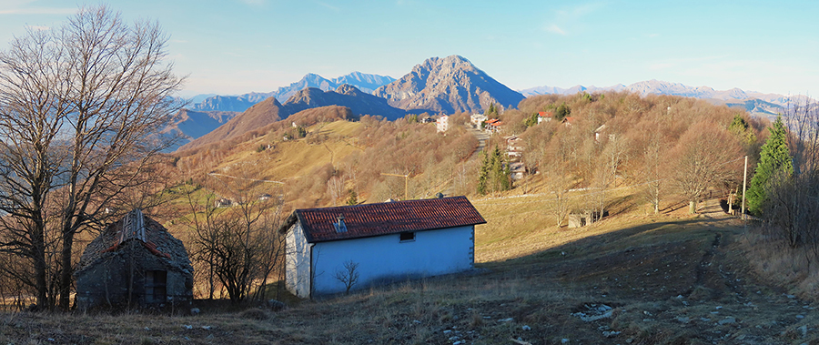 Dal sent. 571 del Monte Tesoro bella vista verso la Forcella Alta e il Monte Ocone