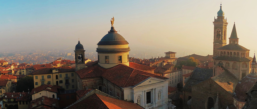 Dalla Torre Civica- Campanone il Duomo a sx e Santa Maria Maggiore a dx