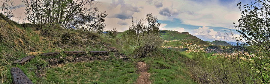 Punto di sosta panoramica su Altopiano Selvino-Aviatico e sue montagne dal 'Senter del Kuri' 