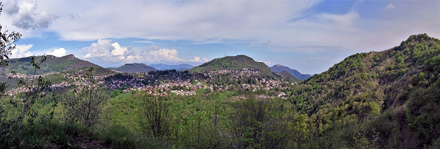 Vista panoramica su Altopiano Selvino-Aviatico e sue montagne dal 'Senter del Kuri' 