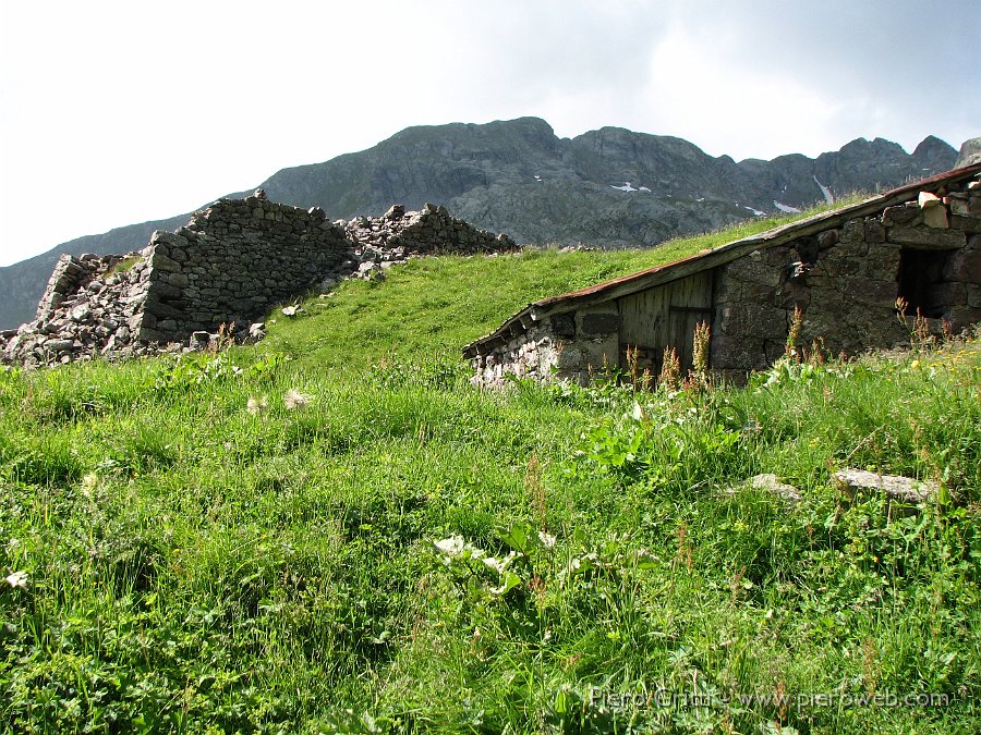 IMG_1001.JPG - Resti delle opere di fortificazione della Grande Guerra al Passo di Verrobbio