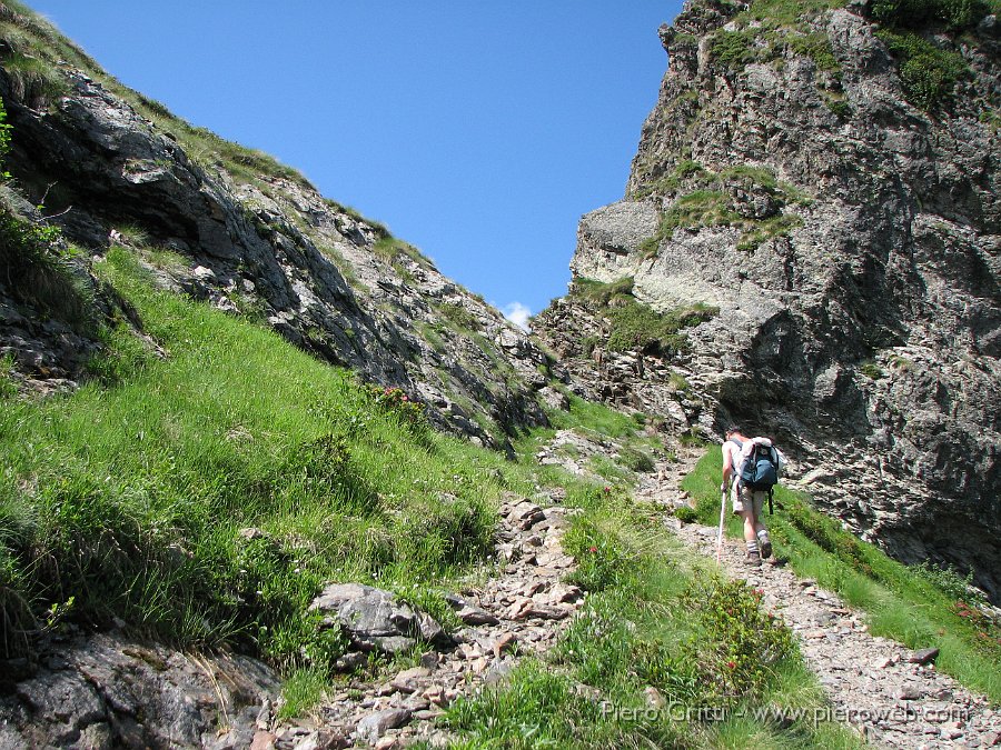 IMG_1022.JPG - In vista del Passo del Forcellino, dopo aver superato, nella ripida salita, un tratto assistito da corde fisse (ma non pericoloso)