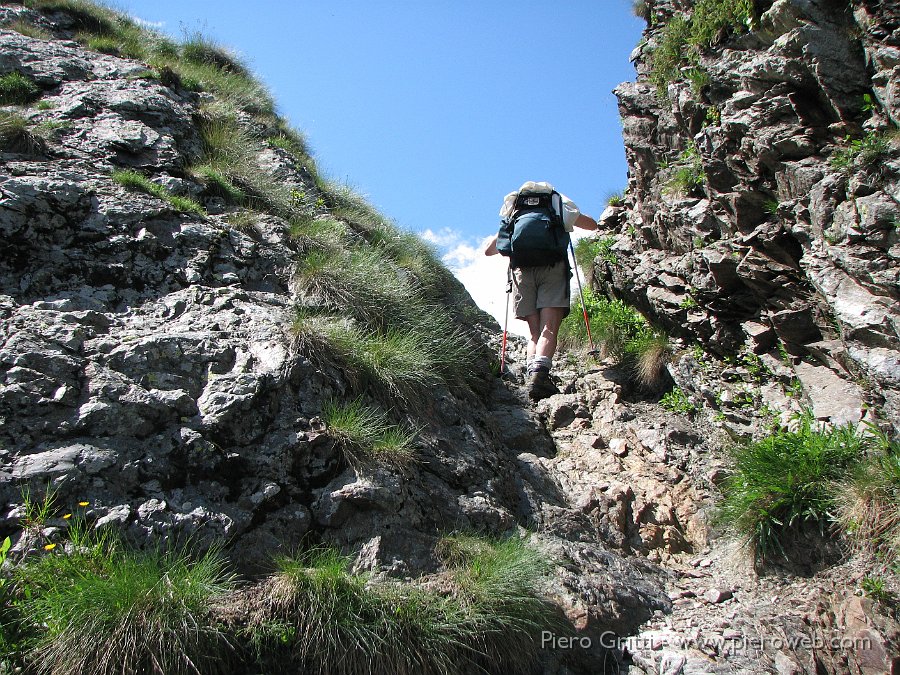 IMG_1024.JPG - Passo del Forcellino (2050 m.), stretta porta scavata nel crinale roccioso che separa la valle di Bomino da quella di Pescegallo