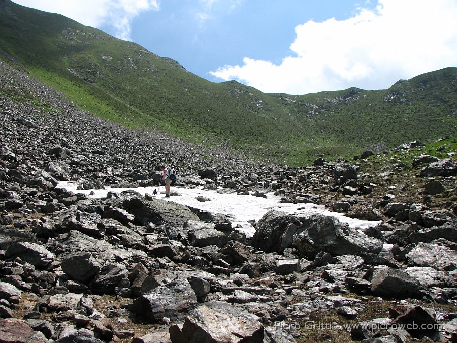 IMG_1125.JPG - Saliamo verso il Passo di Salmurano...c'è ancora un po' di neve e siamo al 9 luglio!