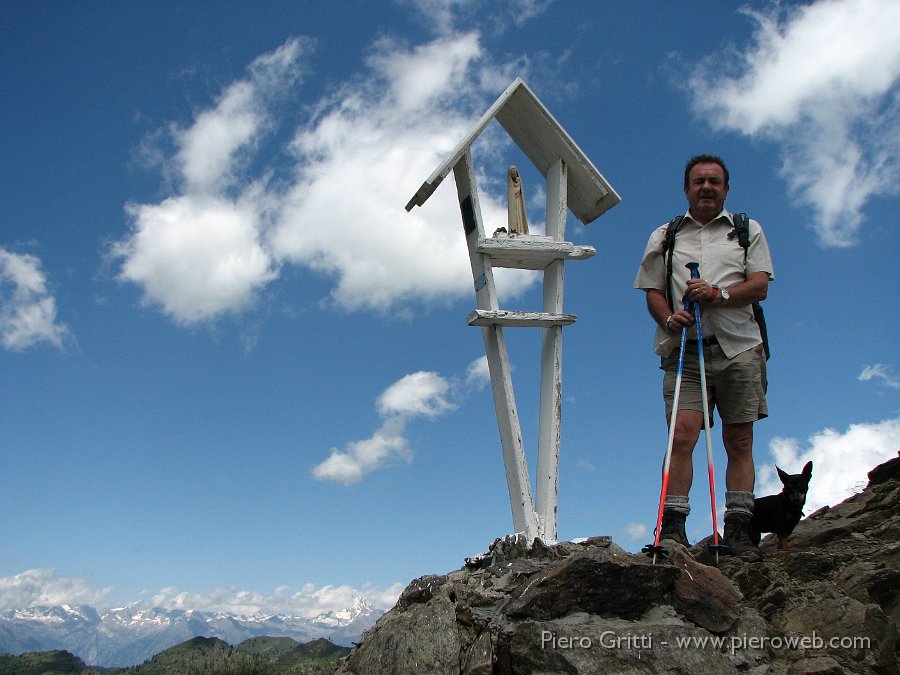 IMG_1143.JPG - Alla Madonnina del Passo di Salmurano (2017 m.) con le Alpi da sfondo