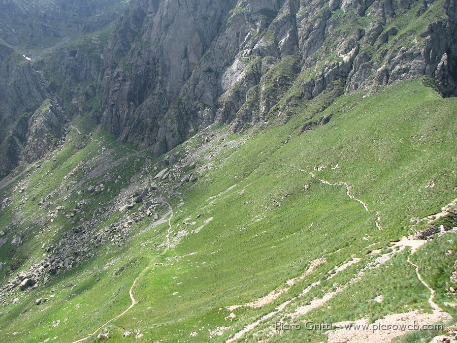 IMG_1149.JPG - Sotto di noi i sentieri che portano al Rifugio Benigni salendo dal 'canalino'