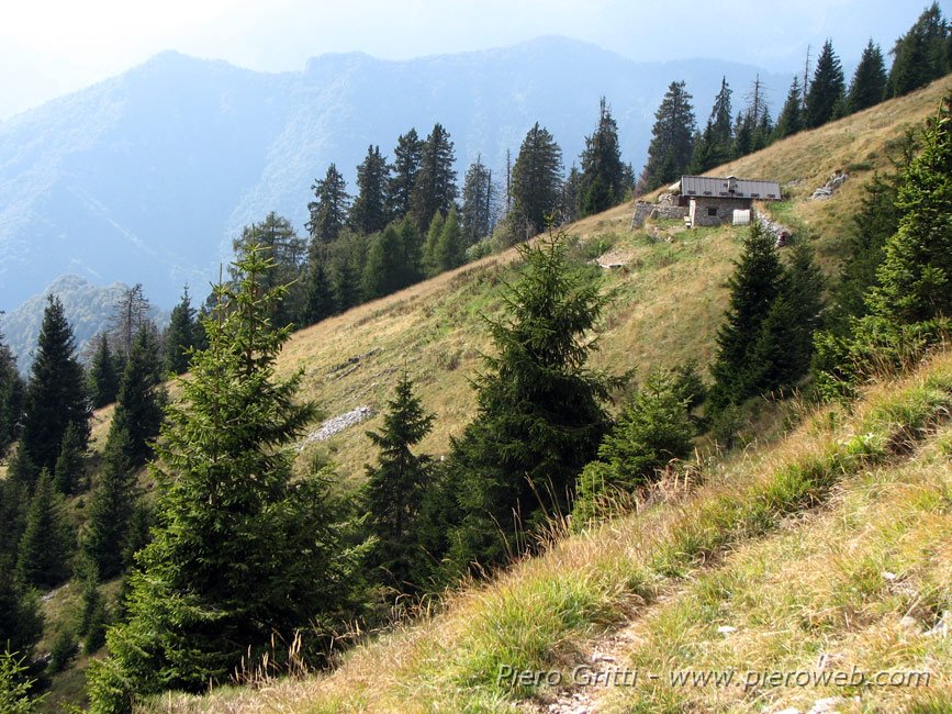 19_baita_montesecco.jpg - 23 - Baita di Monte Secco vista dal sentiero 118 verso il Passo di Monte Colle