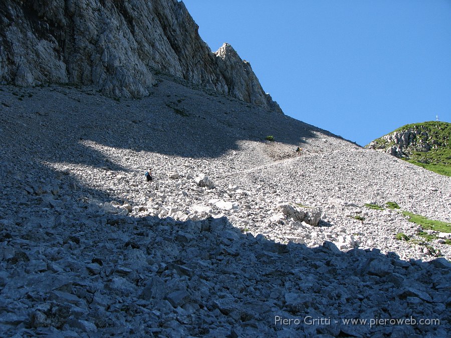 IMG_1267.JPG - Salendo il ghiaione di Coprna Piana