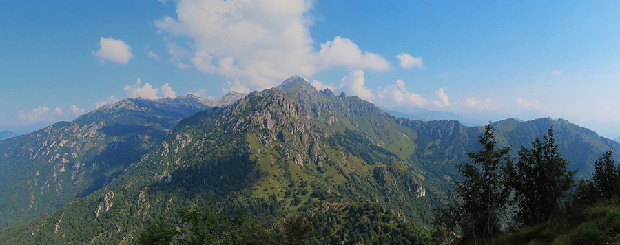 Panorama dal punto panoramico appena sopra il Rif.Monte Suchello sulle cime del Monte Alben