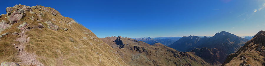 Vista panoramica dal colletto (2300 m. circa) sotto la Madonnina del Pietra Quadra (2356 m)