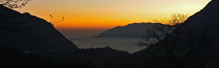 Tramonto su un lago di nebbia