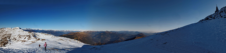 In discesa dal Monte Guglielmo al Rif. Almici con vista verso le valli bresciane