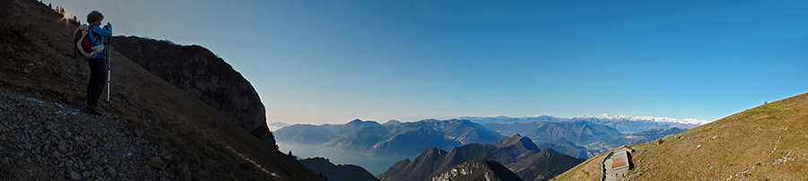 Dal sentiero 227 vista sul Lago d'Iseo, le sue montagne e verso le Orobie