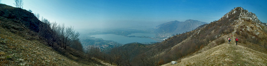 Panoramica sul sentiero 5 delle creste in salita al Monte Barro tra il Primo Corno e la vetta 