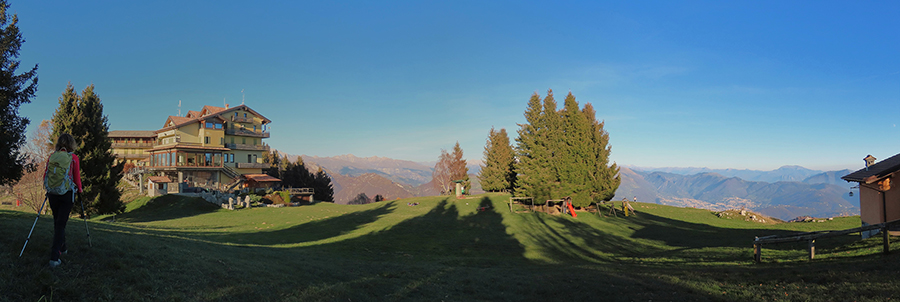 Al bel pianoro del Rifugio-Ristorante Monte Poieto (1350 m)