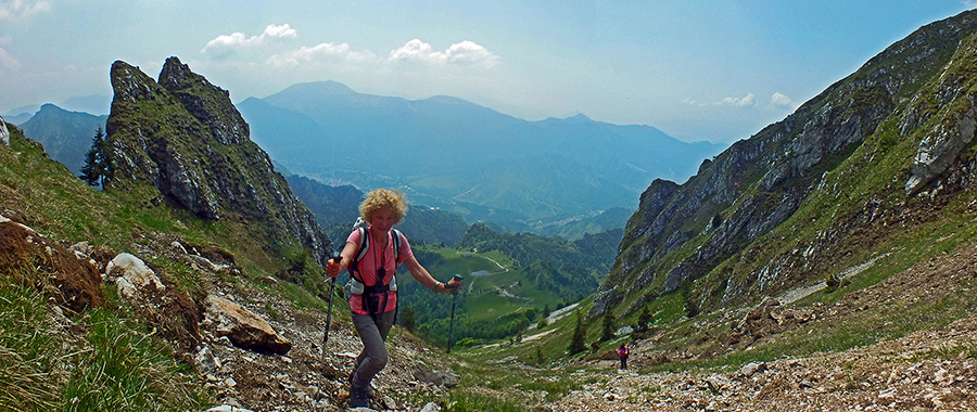 Salendo, dalla Malga di Campo, sul ripido sentiero 317, qui franato, per valanga, al Monte Campo