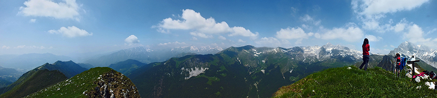 In vetta al Monte Campo (1952 m), vista verso la Valzurio