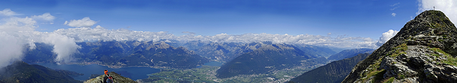 Dalla cresta di vetta del Legnone panorama su alto Lago di Como, Val Chiavenna, Valtellina