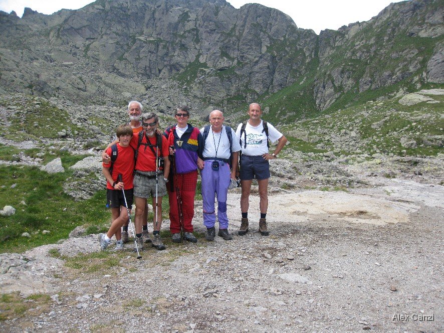 NOI.jpg - NOI...5 pensionati di Miassgla con giovane mascotte