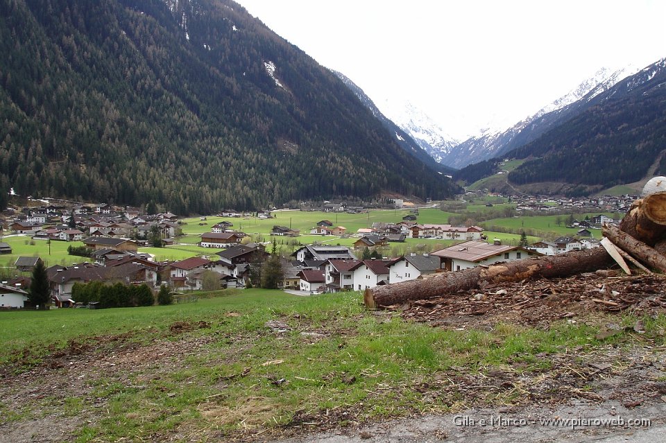 Il_paese_di_Neustif_allinizio_della_Valle_dello_Stubai.jpg