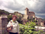  Eliane Bedolis con veduta di Saint Cirq Lapopie - foto Jean Bedolis