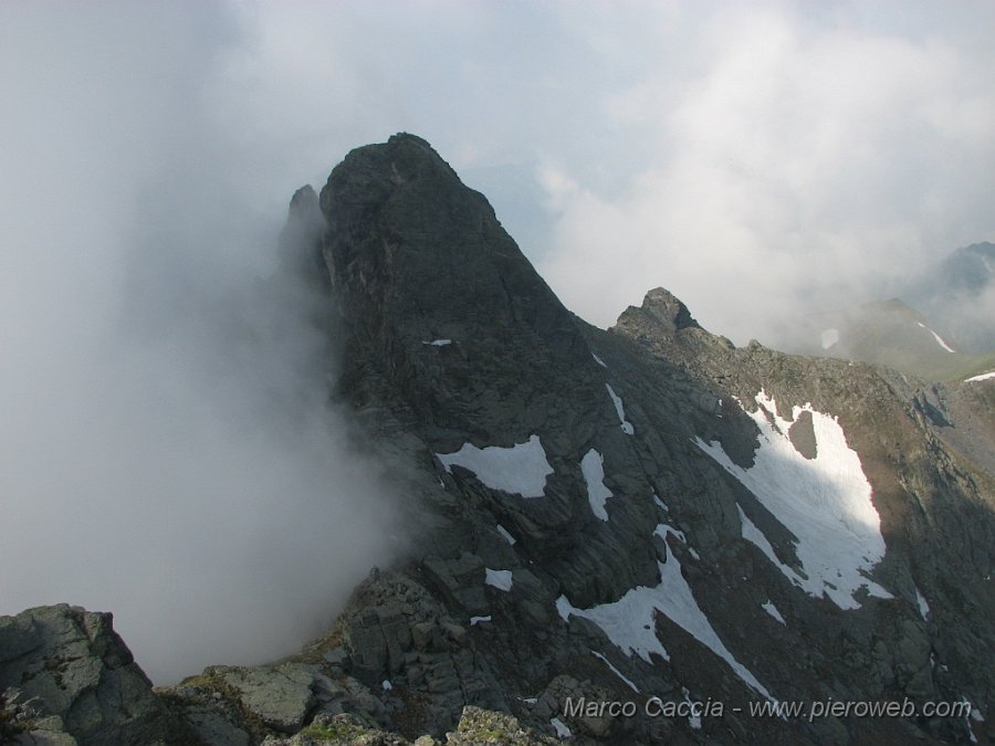 07.JPG - Il Monte Valletto ferma la nebbia