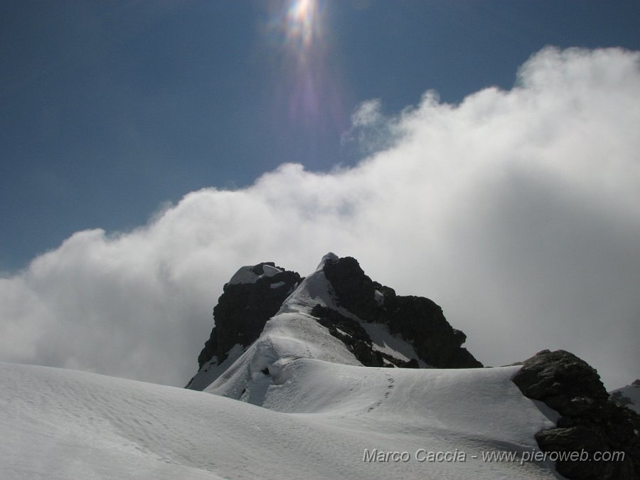 06.JPG - In cresta tra sole e nubi