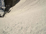 Alle prese con il canalone finale con buona neve ghiacciata - foto Marco Tomasoni - dicembre 2006