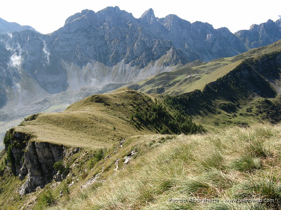 IMG_0310.JPG - Veduta della dorsale che si segue per la salita, sullo sfondo il Cimon della Bagozza