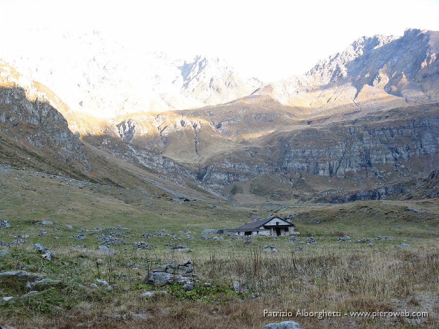 IMG_0463.JPG - Baita di mezzo e prime luci sulle cime