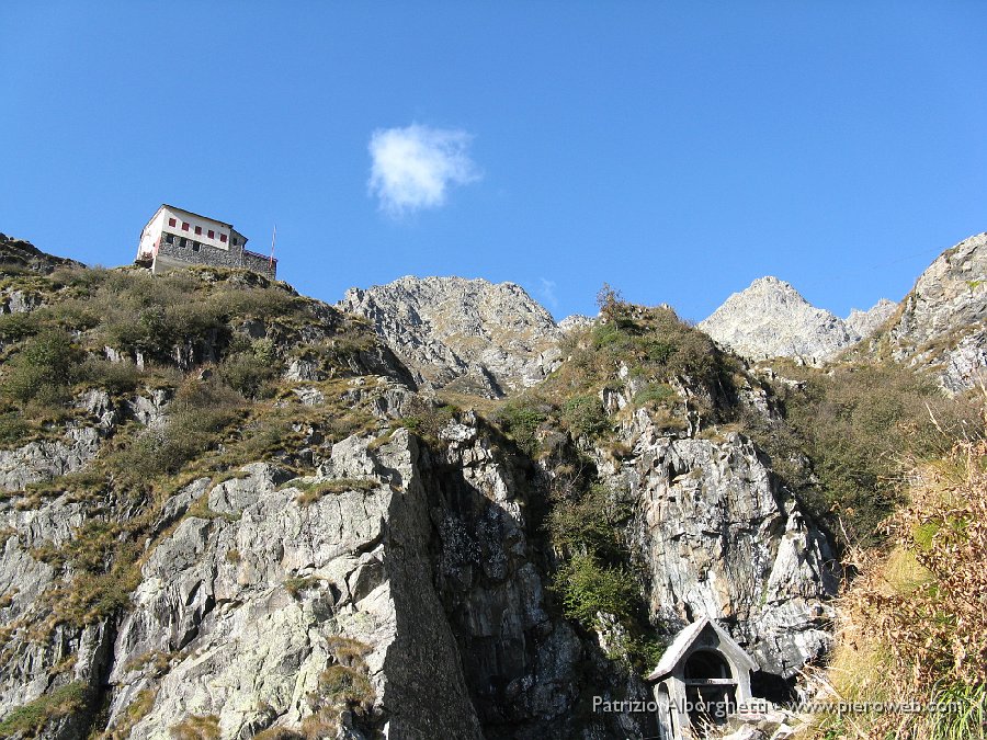 IMG_0367.JPG - Il Rif. Coca su un alto sperone di rocca,  che raggiungiamo dopo due ore di impegnativa salita