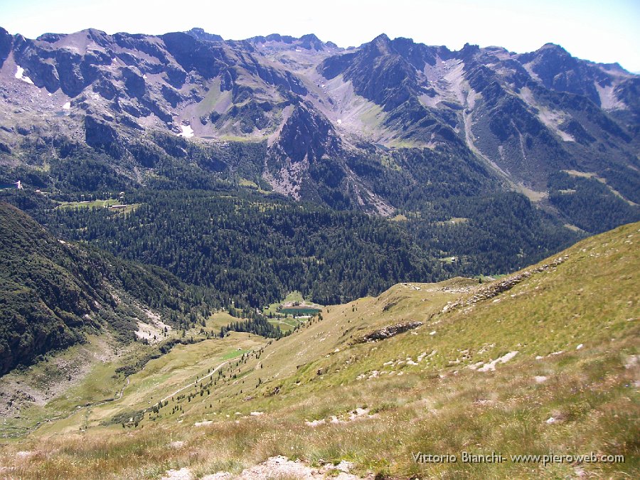 01_.JPG - Vista sulla Valle del Monte Sasso e verso il Vallone dei Frati e il Pizzo del Becco